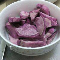 洗干净紫薯，切成小块备用