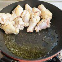 锅里少许油下小鸡腿油煎煎至变色后推到锅子一旁