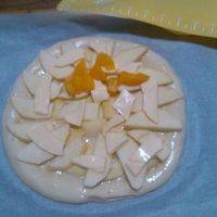 撕开一片片状奶酪，均匀摆在苹果上。