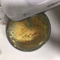 分多次加入蛋液 打至与黄油完全融合在加入下一次 最好快一点 不然黄油打的太发会影响口感