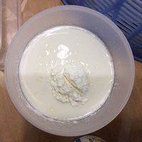先用80g牛奶与40g玉米淀粉混合均匀，待用