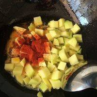 油热后放入土豆，然后倒入辣椒面。