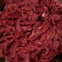 把牛肉切丝，放盐，放料酒瑪味。