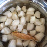 陈皮和梨块、荸荠块一起加少量水煮开，凉至室温。