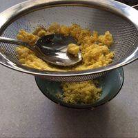 取两个熟蛋黄，用勺子碾压过筛。