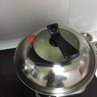 当有噼里啪啦的声音，盖上锅盖，然后不停的晃动锅子，是其均匀受热！