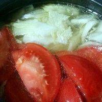 牛肉炖致半小时后，将白菜和西红柿放炖煲内。