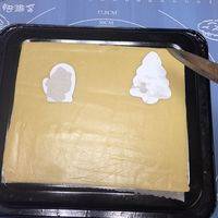 没有模具的，就将剪纸铺在面片上，用美工雕刻刀沿着形状刻下来。