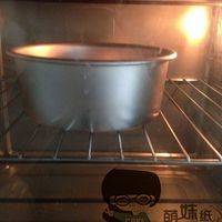 烤箱预热160~165℃烤25分钟即可。