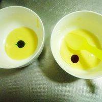 用两个碗，取约15克左右的蛋黄糊，分别加入两种色素拌匀。