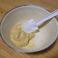 将低筋面粉和泡打粉混合，筛入黄油糊糊中

