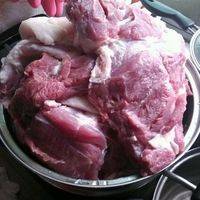 猪后臀肉和前夹肉，各准备些，洗净，控净水。