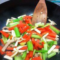 先放两颗辣椒进油里炒一下然后依次放胡萝卜蘑菇芹菜，再放生姜和葱