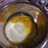 蛋黄中加入酸奶150克，油30ml，牛奶30ml，搅拌至看不见油星，完全融合。再筛入80克低粉搅拌均匀。