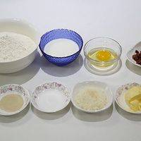 材料：高筋面粉325克，细砂糖45克，牛奶152克，盐3克，鸡蛋一个，酵母4克，黄油30克，草莓干适量