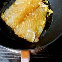 把鱼肉放进锅里小火慢煎，一面煎黄再翻面