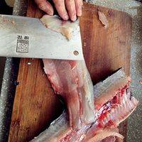 砍下鱼头，剔出脊骨。鱼肉片成薄片。