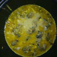 平底锅加入橄榄油，等油八成热时，把混合了牡蛎的蛋液到入锅里，同时把火调小点。