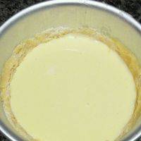 奶油奶酪加入鸡蛋，白糖A，香草精，隔温水不断搅拌至细腻无颗粒。然后取出冷藏的黄油底，将奶油奶酪倒入，稍微震两下使其平整。然后继续放冰箱冷藏。