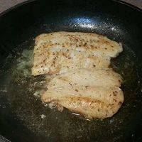 黄油融化后，把鱼柳翻面用黄油略煎一会儿