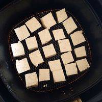 豆腐块刷油放入锅内 200度15分钟 中间可以拿出来看看翻面