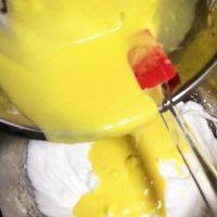 将拌好的蛋黄倒入打发好的蛋白，将其由下向上‘翻拌’均匀。（千万不要打圈哟）