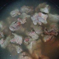 氽去血水。，锅中放水，可以稍微加点黄酒。等水开始冒泡，就放牛肉，等水开后一会，要速度捞起牛肉。免的肉过老，就很难炖烂了。