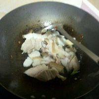 将五花肉倒入锅中，加少量油，加入郫县豆瓣酱，盐，酱油，翻炒，直到肉微焦