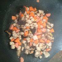 按照熟的快慢程度放入炒锅，先肉，胡萝卜等，最后放白菜，四分熟，放盐巴味精出锅。
