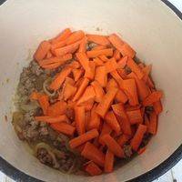 铺上胡萝卜，撒上较多的盐。
