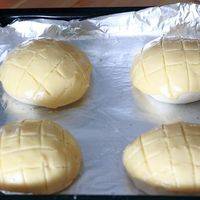 用刀在酥皮表面划出交叉网纹，再进行发酵30分钟左右，发酵好后表面刷上蛋液
