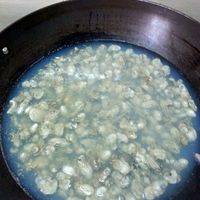 鲜蚝清理干净放进开水中焯水切粒，虾仁、马蹄切小粒：米饭煮好摊凉。