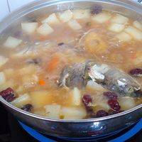 加入鱼头、白萝卜，一起煲汤十四五分钟，即可。加一点白醋、盐，酸酸甜甜的鱼头萝卜汤