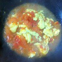 西红柿快炒熟时加入炒好的鸡蛋，这时喜欢咸的方点盐入锅、喜欢甜口就加白糖，等待出锅