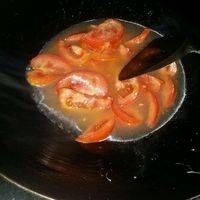 放番茄下去翻炒，然后加入适量清水，糖和盐翻炒均匀。