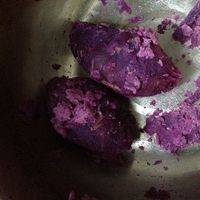 紫薯蒸熟，趁热去皮，用保鲜袋压成泥