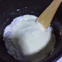 加入奶粉快速搅拌均匀