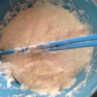 面粉加盐用水和成稍微粘稠状，然后像切鱼滑一样用小勺一勺一勺的切如锅里