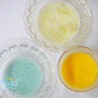 将鸡蛋的蛋清和蛋黄分离打散后加入适量淀粉水，蛋清再分出两份一份加入少许紫甘蓝汁，一份加入少许红曲粉。
