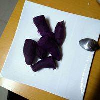 把紫薯稍微清洗即可，然后放入沸水锅中煮，水要刚好淹没紫薯，煮大约30分钟。煮到用筷子轻松插穿紫薯。然后停火，取出紫薯放晾一会，然后趁热剥皮，不需用刀