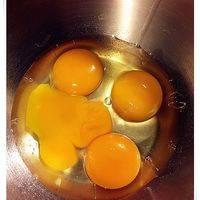 打发全蛋+2个蛋黄液：2个全蛋+2个蛋黄打入容器里。
