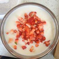 将草莓丁放入酸奶中 搅拌