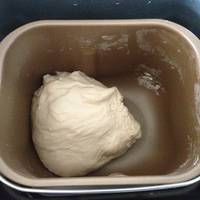 用面包机的揉面功能将面团揉至扩展，进行1次发酵；