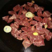 锅里加入清水～加几段葱和几块姜～将牛肉一起入锅～焯水