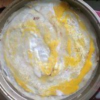 1分钟后，当鸡蛋呈这种半固体形态时，再次翻转饼皮。