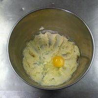 加入鸡蛋搅拌均匀