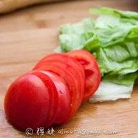 生菜洗净切条，番茄切片备用。