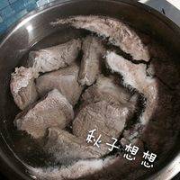 待血沫煮出来撇干净。