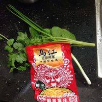 面煮好放入榨菜。香菜