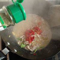 撒入黑胡椒去腥，加入适量剁椒和姜丝
